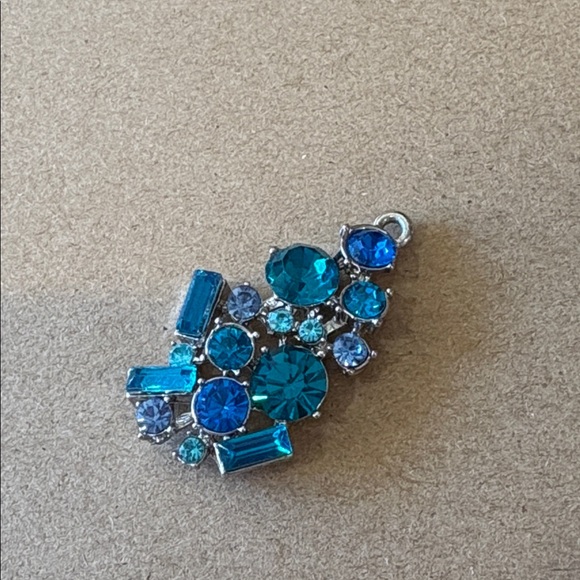 Silver tone Pendant with shades of blue crystals - Picture 2 of 5
